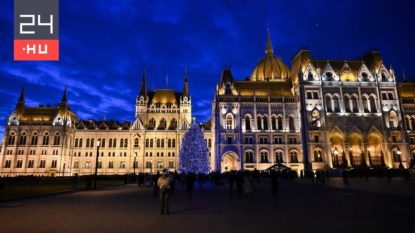 Képeken a fényfüzérbe öltözött Ország Karácsonyfája