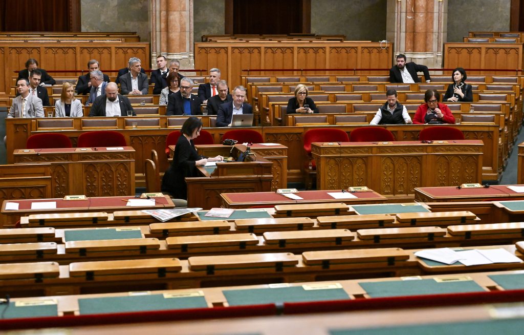 Szőlő utca: Határozatképtelen volt az Országgyűlés éjszakai rendkívüli ülése