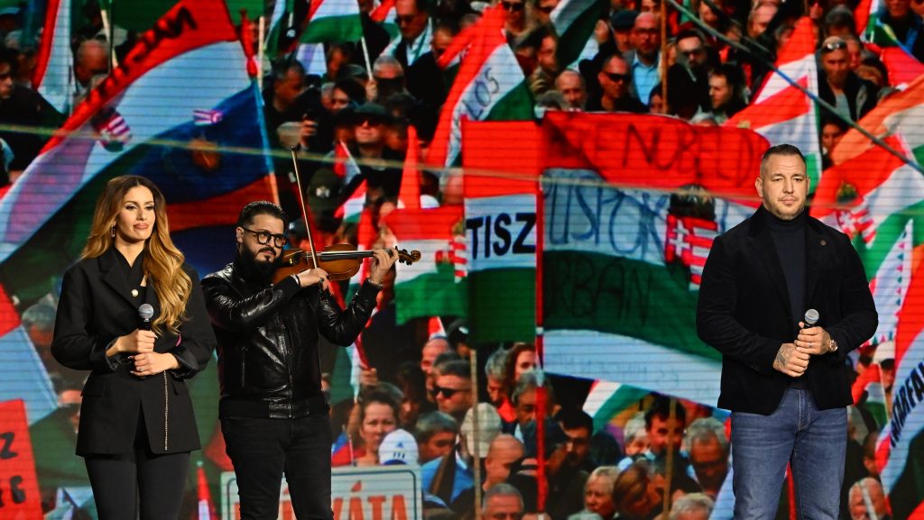 Curtis megszólalt az újragondolt népdalról, amit Radics Gigivel énekeltek a háborúellenes gyűlésen