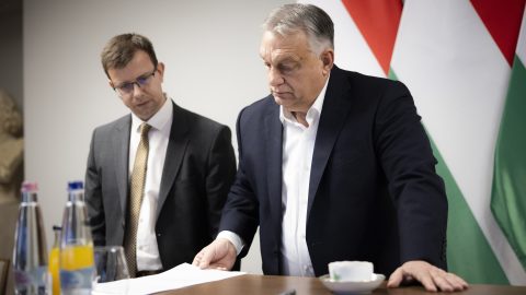 Kormánytagok felkészültsége a karácsonyra, egy nappal az ünnep előtt.