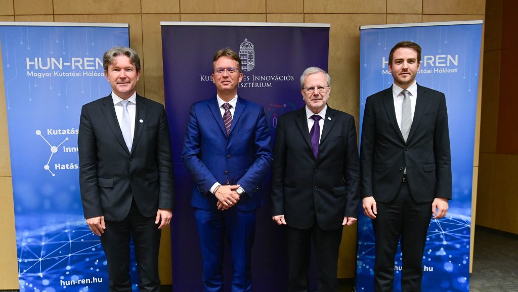 Hankó Balázs kultúráért és innovációért felelõs miniszter, Gulyás Balázs, a HUN-REN Magyar Kutatási Hálózat elnöke, Bódis László, a Kulturális és Innovációs Minisztérium innovációért felelõs helyettes államtitkára (j) és Jakab Roland, a HUN-REN Magyar Kutatási Hálózat vezérigazgatója (b) a HUN-REN kutatóinak bérének emelésérõl tart sajtótájékoztatón Budapesten, a HUN-REN Természettudományi Kutatóközpontban 2025. szeptember 2-án.