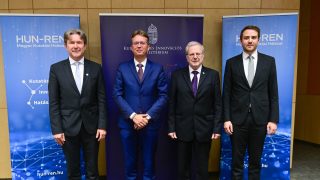 Hankó Balázs kultúráért és innovációért felelõs miniszter, Gulyás Balázs, a HUN-REN Magyar Kutatási Hálózat elnöke, Bódis László, a Kulturális és Innovációs Minisztérium innovációért felelõs helyettes államtitkára (j) és Jakab Roland, a HUN-REN Magyar Kutatási Hálózat vezérigazgatója (b) a HUN-REN kutatóinak bérének emelésérõl tart sajtótájékoztatón Budapesten, a HUN-REN Természettudományi Kutatóközpontban 2025. szeptember 2-án.