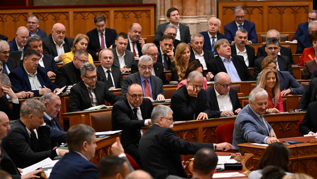 Döntött a parlament: segélyhitelt kérhet a főváros