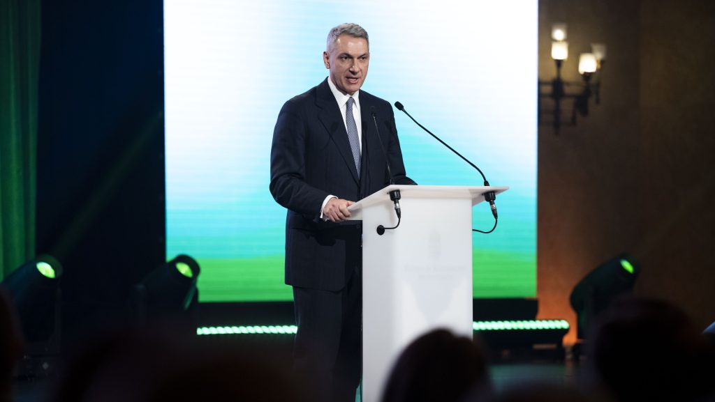 Lázár János bocsánatot kért a Tisza képviselőjelöltjétől, amiért leszlovákozta