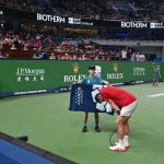 A szerb Novak Djokovic kap egy törülközőt egy labdaszedőtől a férfi egyes elődöntő mérkőzésén a monacói Valentin Vacherot ellen a Sanghaj Masters tenisztornán 2025. október 11-én.