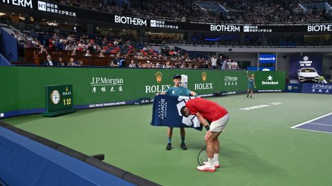 A szerb Novak Djokovic kap egy törülközőt egy labdaszedőtől a férfi egyes elődöntő mérkőzésén a monacói Valentin Vacherot ellen a Sanghaj Masters tenisztornán 2025. október 11-én.