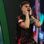 Az angol Dom Taylor reakciója a 2025/26-os Paddy Power Darts Világbajnokság negyedik napján, 2025. december 14-én, az Alexandra Palace-ban, Londonban, Angliában.