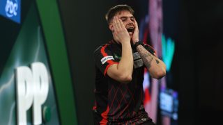 Az angol Dom Taylor reakciója a 2025/26-os Paddy Power Darts Világbajnokság negyedik napján, 2025. december 14-én, az Alexandra Palace-ban, Londonban, Angliában.