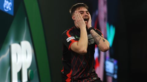 Az angol Dom Taylor reakciója a 2025/26-os Paddy Power Darts Világbajnokság negyedik napján, 2025. december 14-én, az Alexandra Palace-ban, Londonban, Angliában.