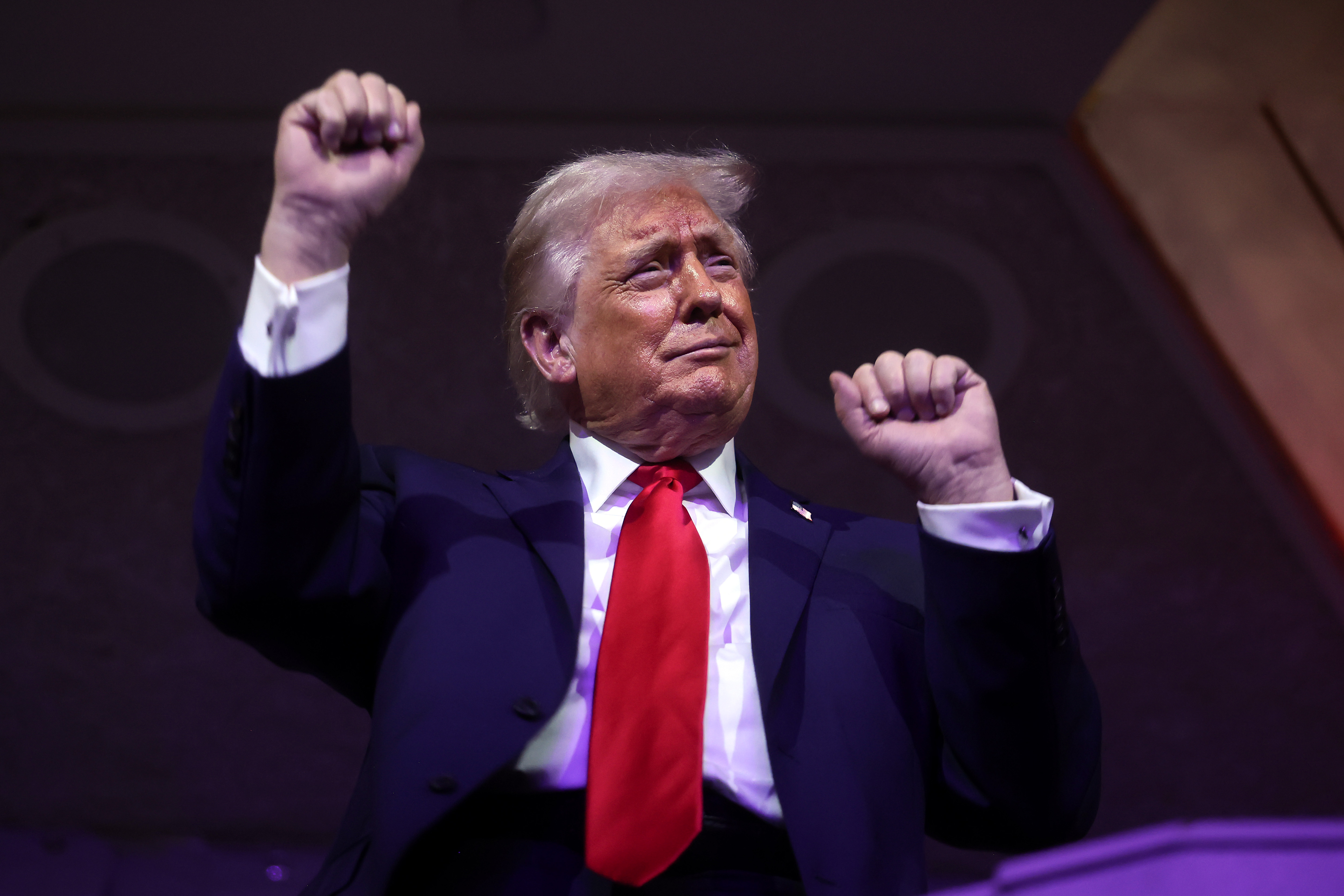 Még a megszállott focirajongókat is próbára teszi majd a brutálisan hosszú vb 1 Donald Trump amerikai elnök táncol Village People-re a 2026-os FIFA világbajnokság hivatalos sorsolásán 2025. december 5-én Washingtonban.