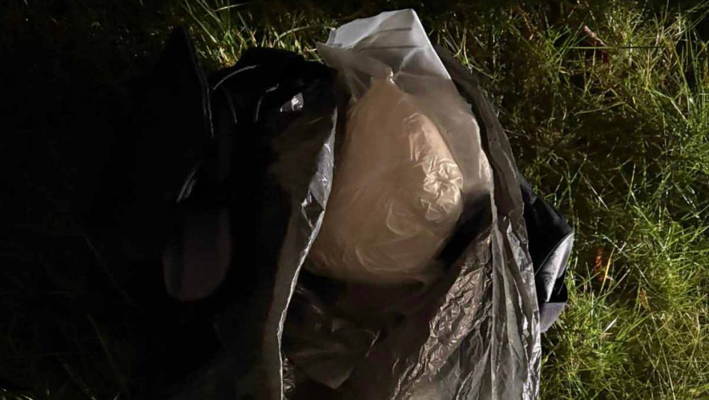 A kertben találták meg az ablakon kidobott drogot a rendőrök.