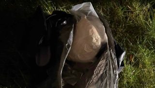 A kertben találták meg az ablakon kidobott drogot a rendőrök.