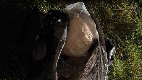 A kertben találták meg az ablakon kidobott drogot a rendőrök.