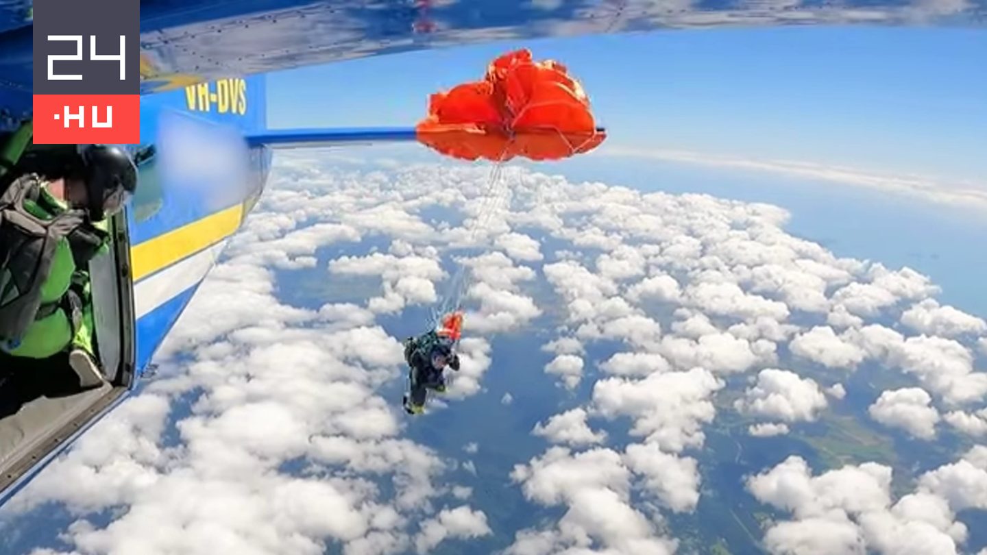4500 méteres magasságból ugrottak, amikor a repülő farkába akadt az ejtőernyője – videón a hátborzongató baleset