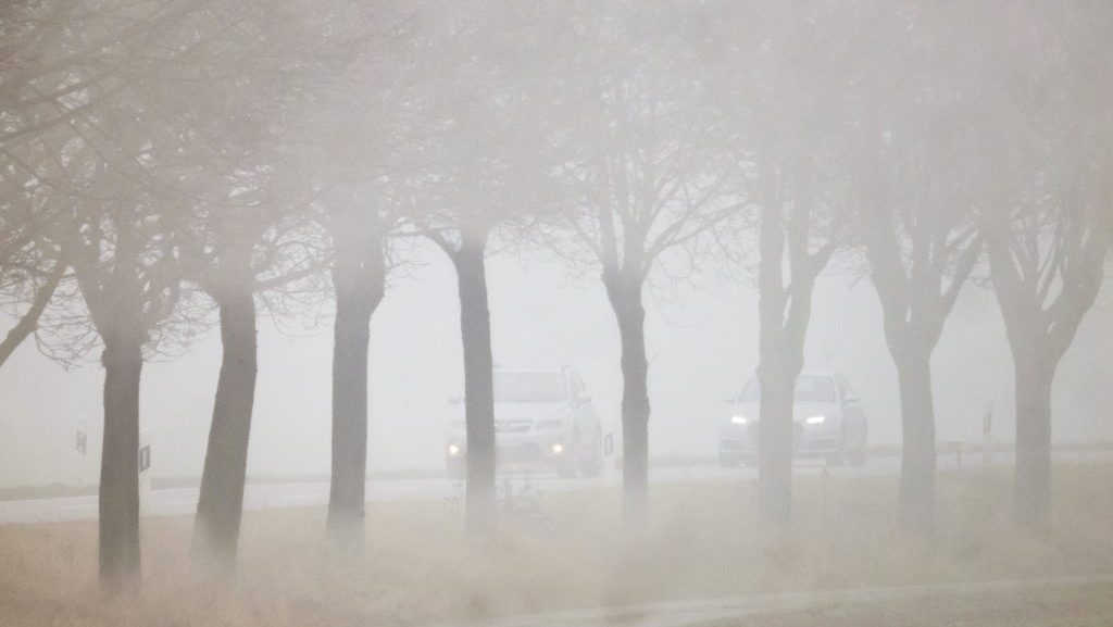 Kitart a párás, ködös idő