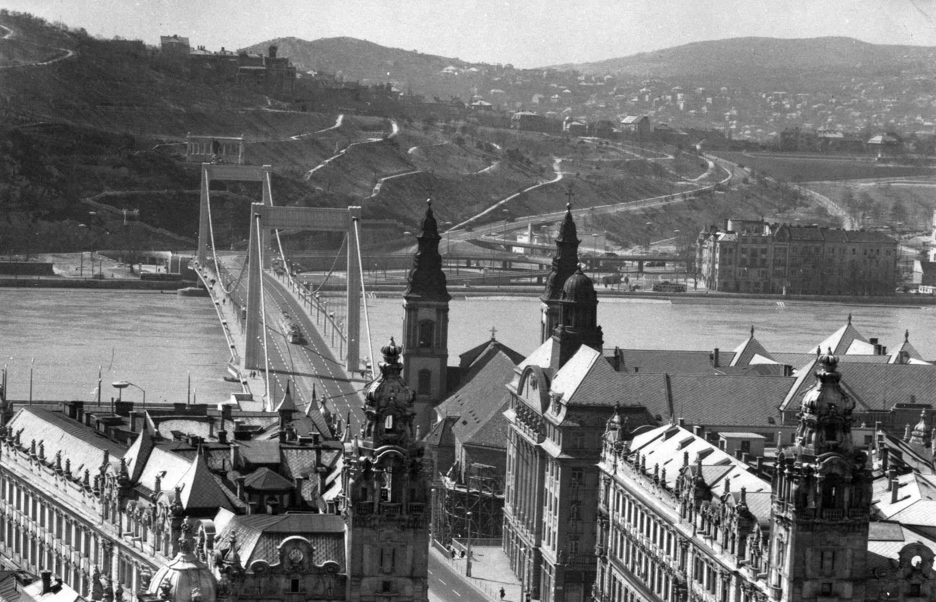 Mit keres egy „városligetnyi lyuk” Budapest szívében? 26