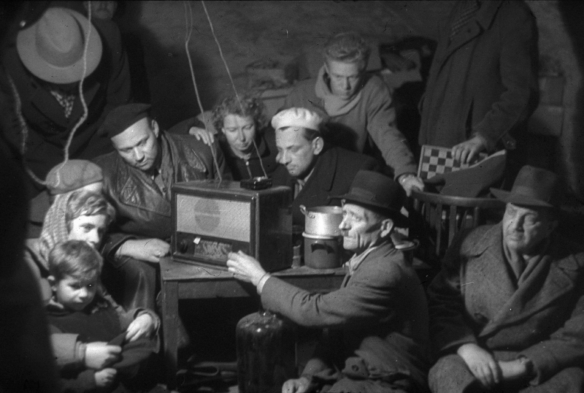 Száz éve szól a rádió – Nemzetegyesítés, propagandaeszköz, tömegszórakoztatás 14