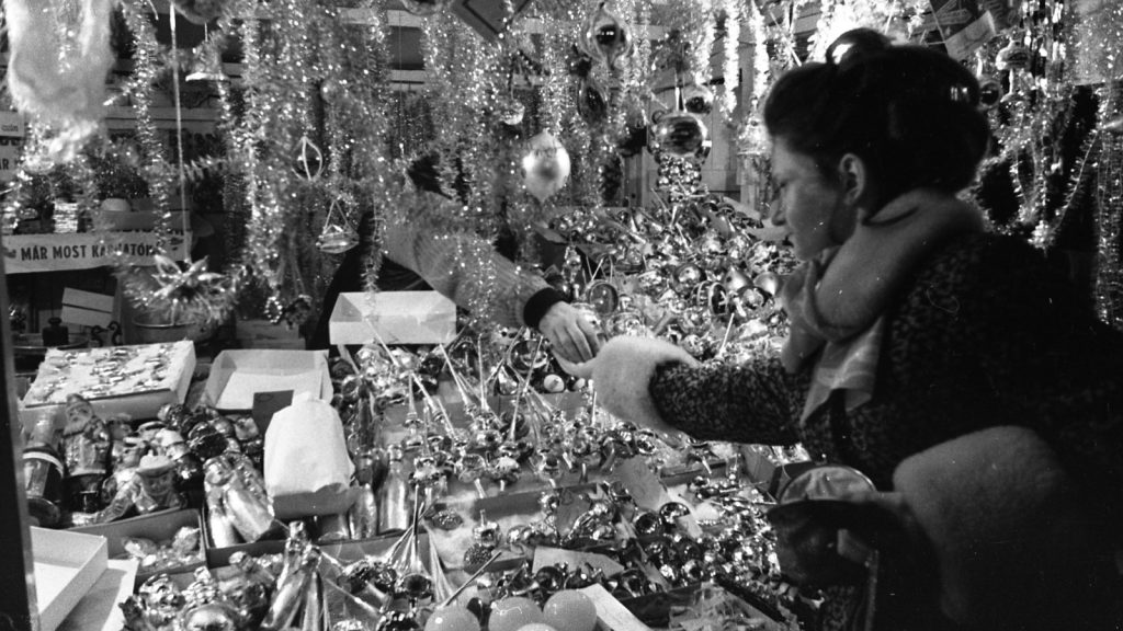 Aprógyűjtés, ajándékokkal elhalmozott rendőr, mindenki karácsonyfája – így ünnepelte a 20. század embere a karácsonyt