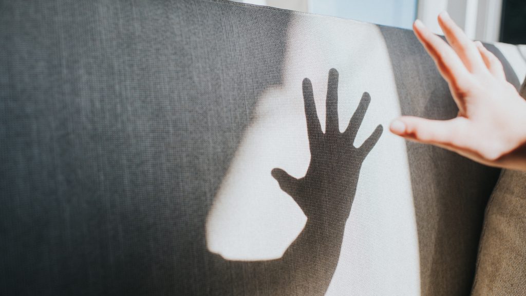 „Ha nem viselkedsz jól, akkor tenni fogok azért, hogy zárt intézetbe kerüljél, ahol majd lesz seggbekuki” – súlyos bántalmazásokat tártak fel egy budapesti gyermekotthonban