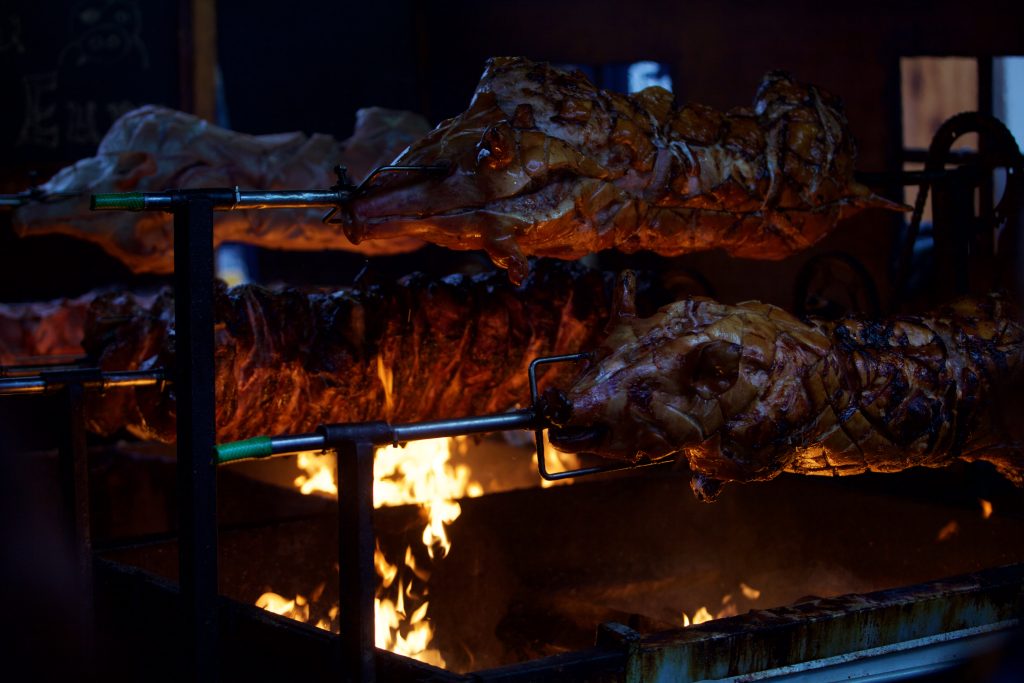 Vegán feljelentők miatt elkordonozzák a malacsütést a budapesti adventi vásáron