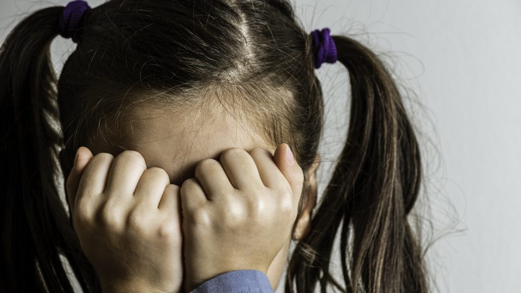 Arra kérte egy 9 éves árva kislány a nevelőapját, aludjon vele, mert hiányzik neki a pár meghalt anyja, erre a férfi szexuális cselekményt végzett vele