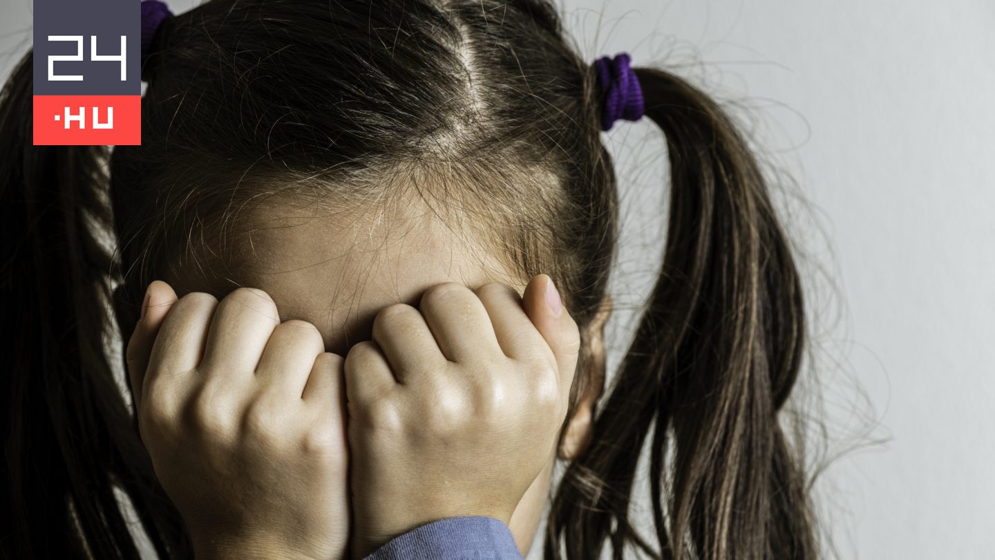 Arra kérte egy 9 éves árva kislány a nevelőapját, aludjon vele, mert hiányzik neki a pár meghalt anyja, erre a férfi szexuális cselekményt végzett vele