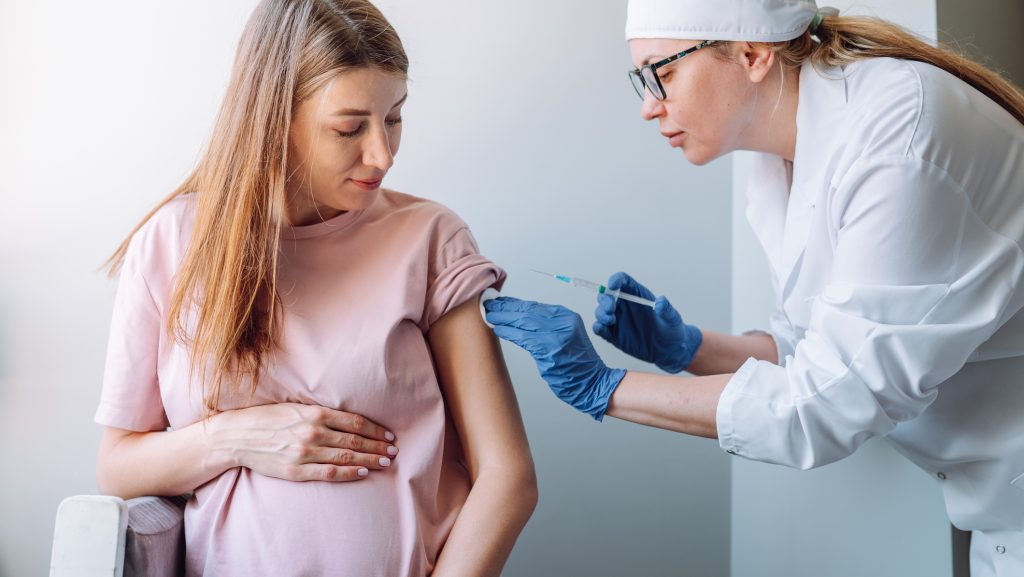 Nagyobb lehet a koraszülés esélye az oltatlanok körében