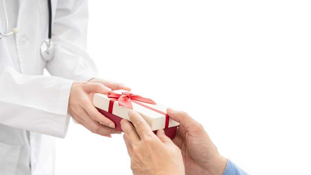 Hálapénz: ekkora ajándékért nem büntethetik meg az orvost 2026-ban