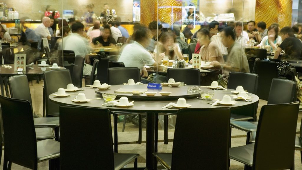 Kártérítést követel az étteremtulajdonos, mert nem jelentek meg a vendégek, akik cselesen foglaltak asztalt