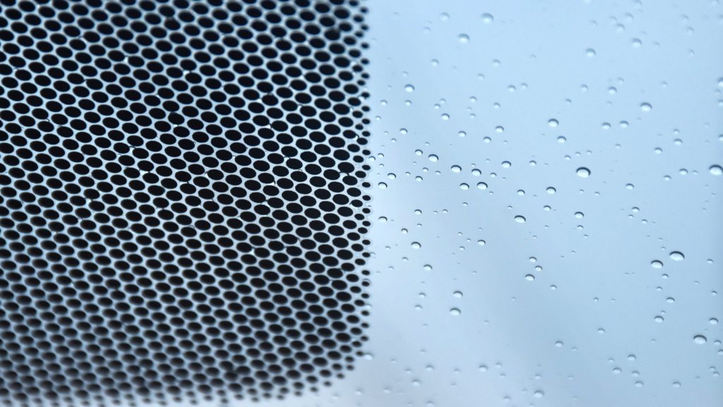 Ezért vannak fekete pöttyök az autó szélvédőjén