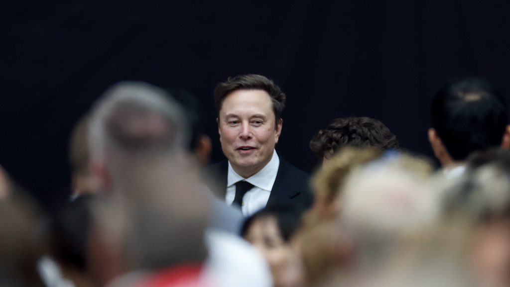 „Az Európai Uniót fel kellene oszlatni” – jelentette ki Elon Musk, majd nácizni kezdett