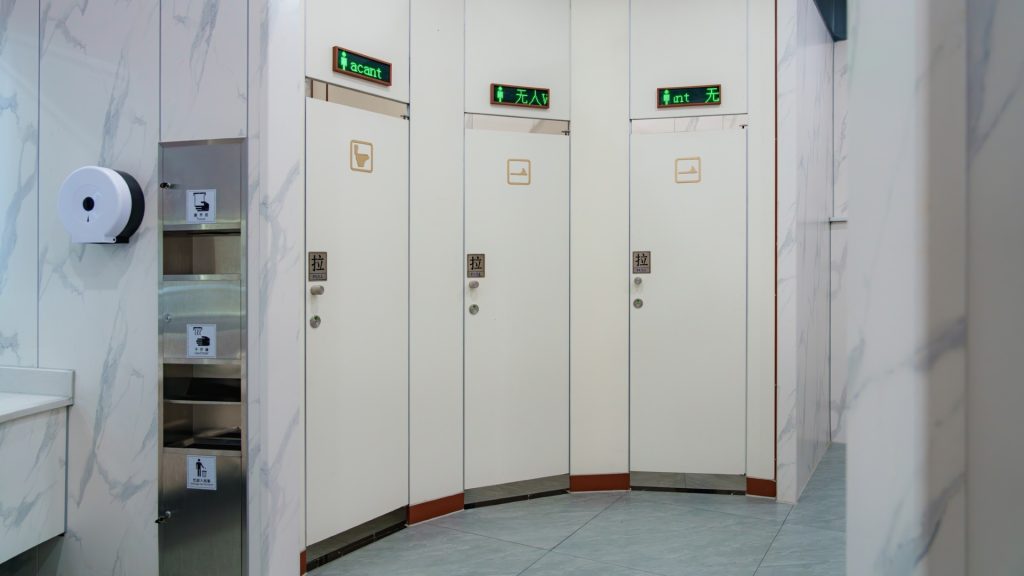 Többórás vécészünetek miatt rúgták ki, beperelte volt munkáltatóját egy kínai férfi