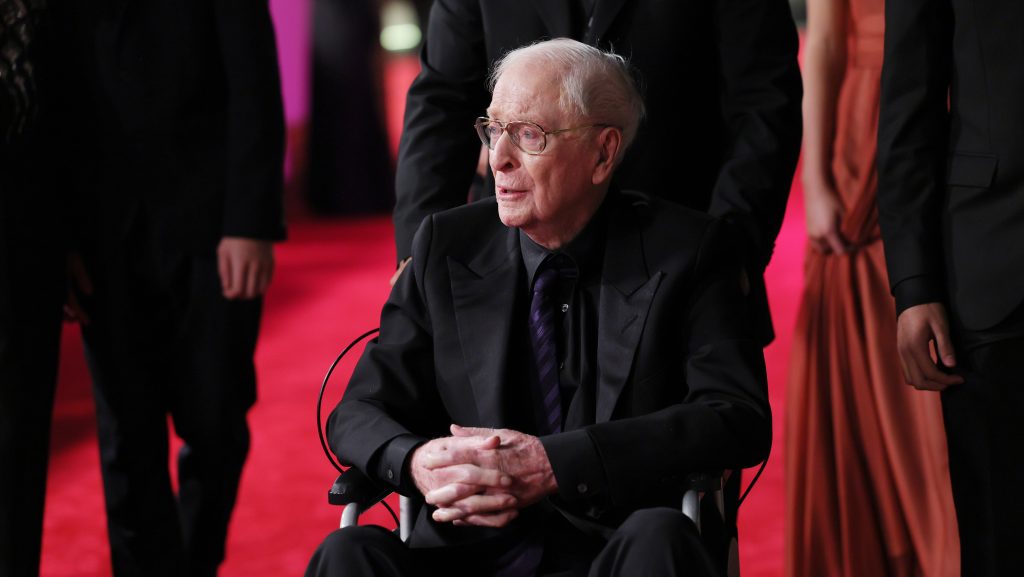 A 92 éves Michael Caine kerekesszékben ülve bukkant fel egy filmfesztivál vörös szőnyegén