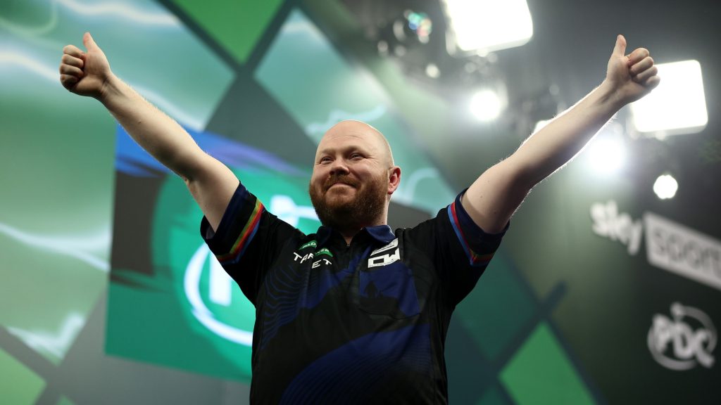 „Ki kér egy kis kínait?” – őrületes kiszállózással negyeddöntős a darts-vb meglepetésembere