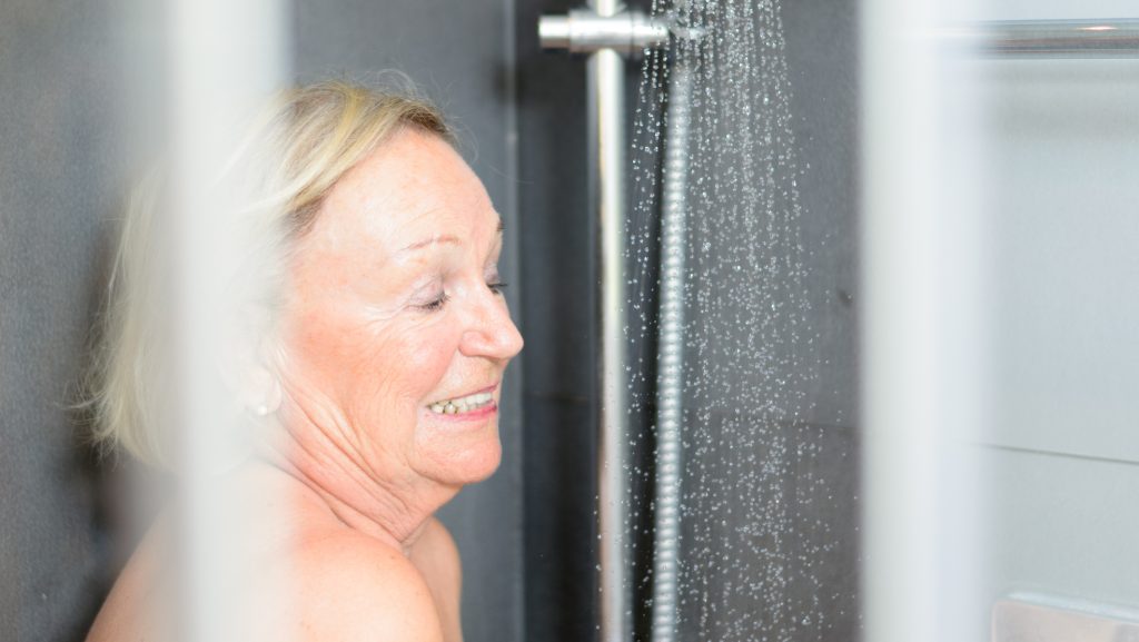 65 éves kor felett megváltozik a bőrünk: ennyiszer érdemes zuhanyozni