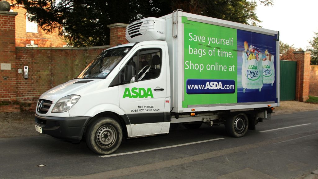 Nagyösszegű kártérítést kapott egy brit férfi amiatt, amit az ételfutár mondott neki