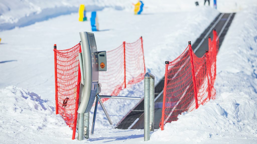 Beszorult a mozgójárdába, és meghalt egy családjával síelő 5 éves kisfiú Japánban