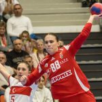 Grosch Vivien (j) és a török Beyzanur Türkyilmaz a női kézilabda Eurokupa csoportkörében játszott Magyarország - Törökország mérkőzésen a nagykanizsai Kanizsa Arénában 2025. október 16-án.