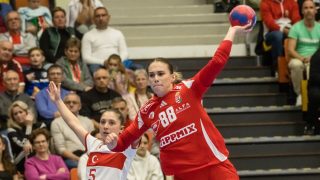 Grosch Vivien (j) és a török Beyzanur Türkyilmaz a női kézilabda Eurokupa csoportkörében játszott Magyarország - Törökország mérkőzésen a nagykanizsai Kanizsa Arénában 2025. október 16-án.