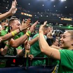 Győri-Lukács Viktória, a győztes Győr játékosa köszönti a szurkolókat a női kézilabda Bajnokok Ligája döntőjében játszott Győri Audi ETO KC - Odense HB mérkőzés eredményhirdetése után.