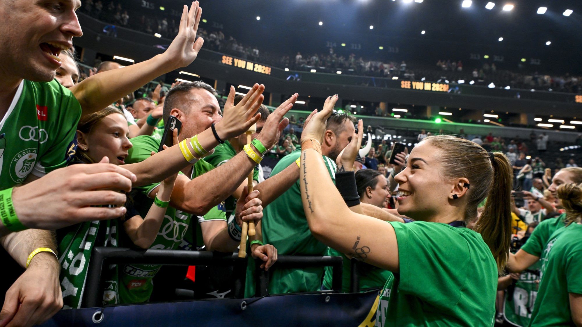 Győri-Lukács Viktória, a győztes Győr játékosa köszönti a szurkolókat a női kézilabda Bajnokok Ligája döntőjében játszott Győri Audi ETO KC - Odense HB mérkőzés eredményhirdetése után.