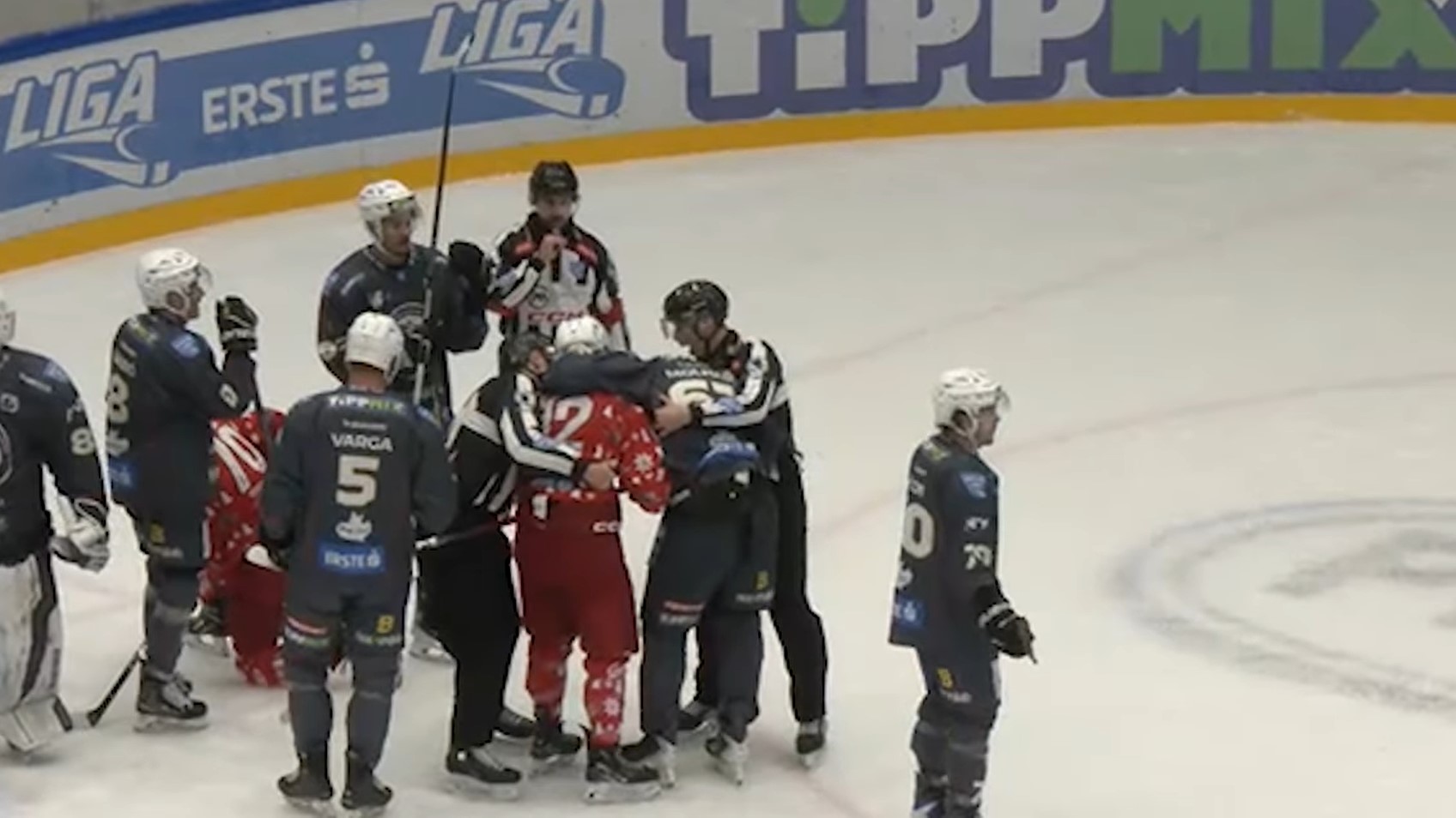 Molnár Bálint jégkorong BJAHC eltiltás harapás vonalbíró erste liga