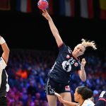 Henny Ella Reistad (Norvégia) lövés közben Emily Vogel (Németország) ellen.