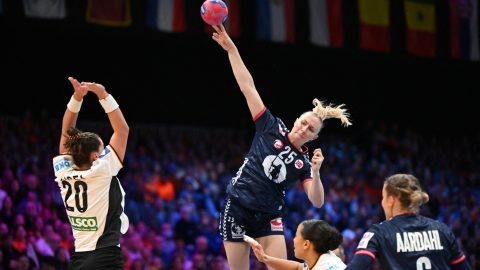 Henny Ella Reistad (Norvégia) lövés közben Emily Vogel (Németország) ellen.