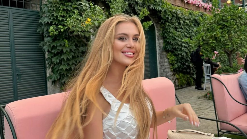 Több mint 1 milliós Valentino-ruhában fotózták Buzsik Borkát: karácsonyi képek készültek a Szoboszlai családról