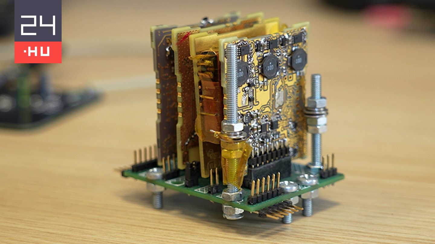 Üzent az űrből a magyar diákok által épített kisműhold