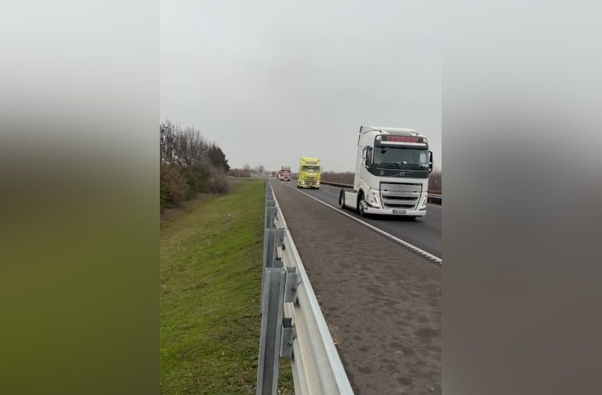 Videón, ahogy hosszú sorban haladnak a kamionok Budapest felé