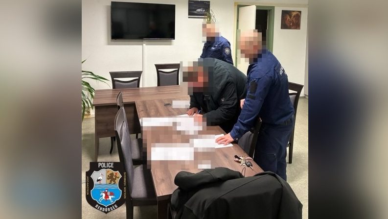 Szenteste napján, késsel fenyegetve rabolta ki 90 éves nagyapját egy tiszajenei férfi