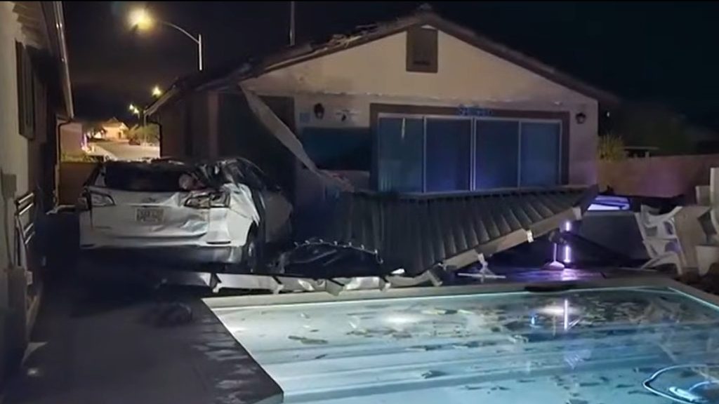 Medencében landolt a sofőr, miután átpördült egy kerítésen – videó