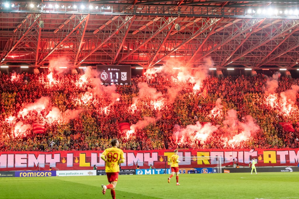 Kele János: Míg nálunk a hatalmon marakodnak a futballban, Lengyelország megmutatta, hogyan lehet felfuttatni egy bajnokságot 3 A lengyel Jagellonia szurkolói.